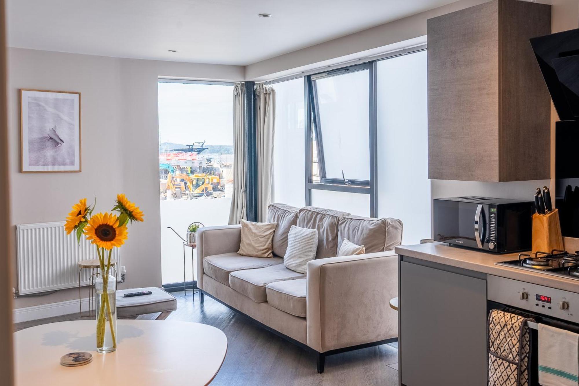 Beautiful Two Bedroom Harbour Side Apartment Poole Exteriér fotografie
